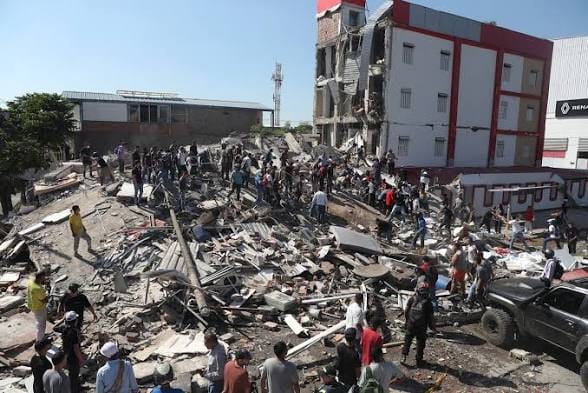 7.4-Magnitude Earthquake Strikes Colombia: Kills 111,  Damages over Than 1,600 Buildings