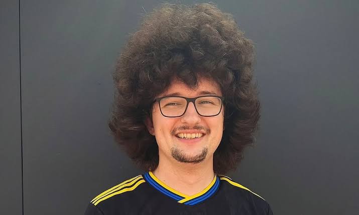Manchester United Chase Consistency as One Fan’s Uncut Hair Becomes a Symbol of the Wait for Five Straight Wins.